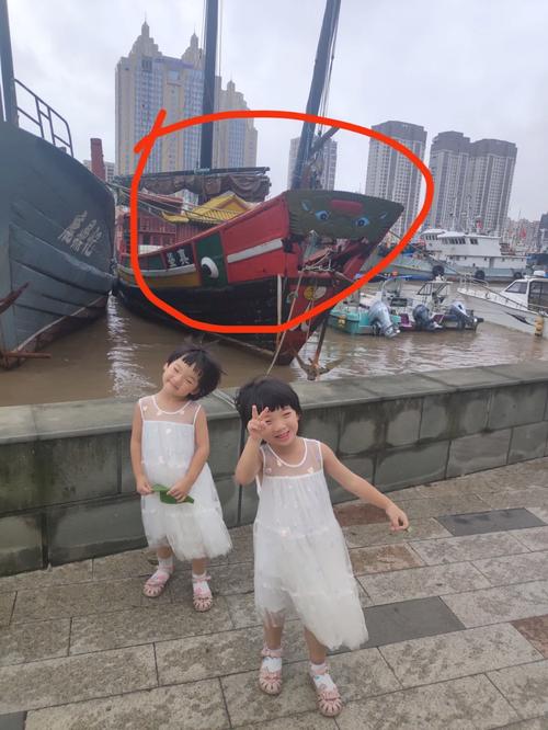 2025新澳门正版免费正题175和双胞胎考场外跪爷爷与双胞胎兄弟跪求母亲回家