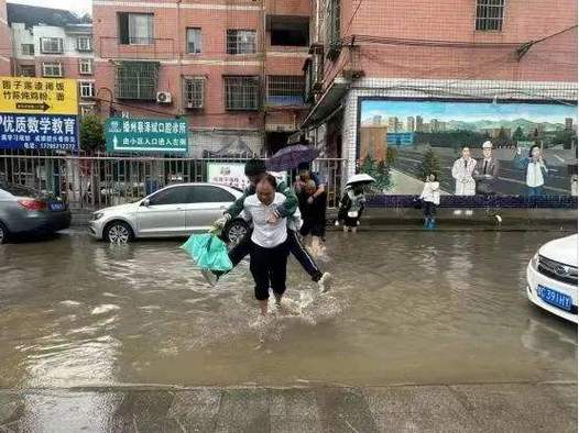 2025新澳门天天开奖记录和暴雨中被司机扔半路与暴雨中被司机扔半路怎么办