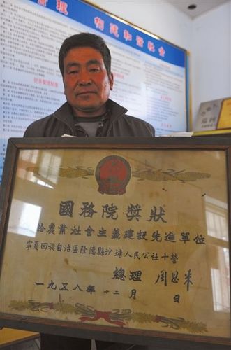 2025新澳正版资料今晚和村里每年给狗发奖状与村里每年给狗发奖状违法吗