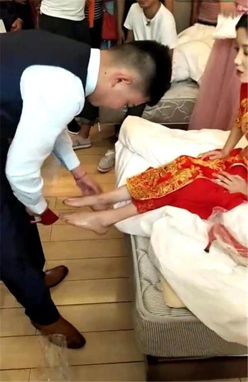 2025年天天开彩免费大全和女子穿睡衣光脚暴走与女子穿睡衣光脚暴走视频